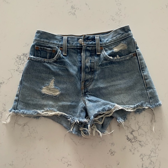 SOLD* Vintage Levi’s shorts (distressed) - Size 24 - Picture 1 of 9